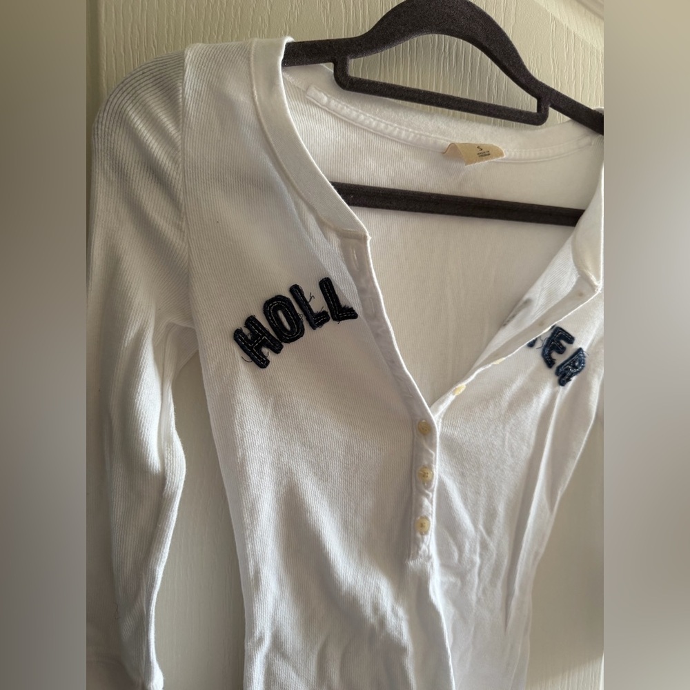 Hollister White Ribbed Henley Top with Navy Lettering - Picture 2 of 7